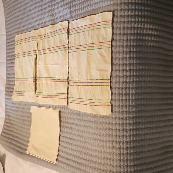 Yellow cotton vintage place mats and one napkin. - Picture 1 of 10